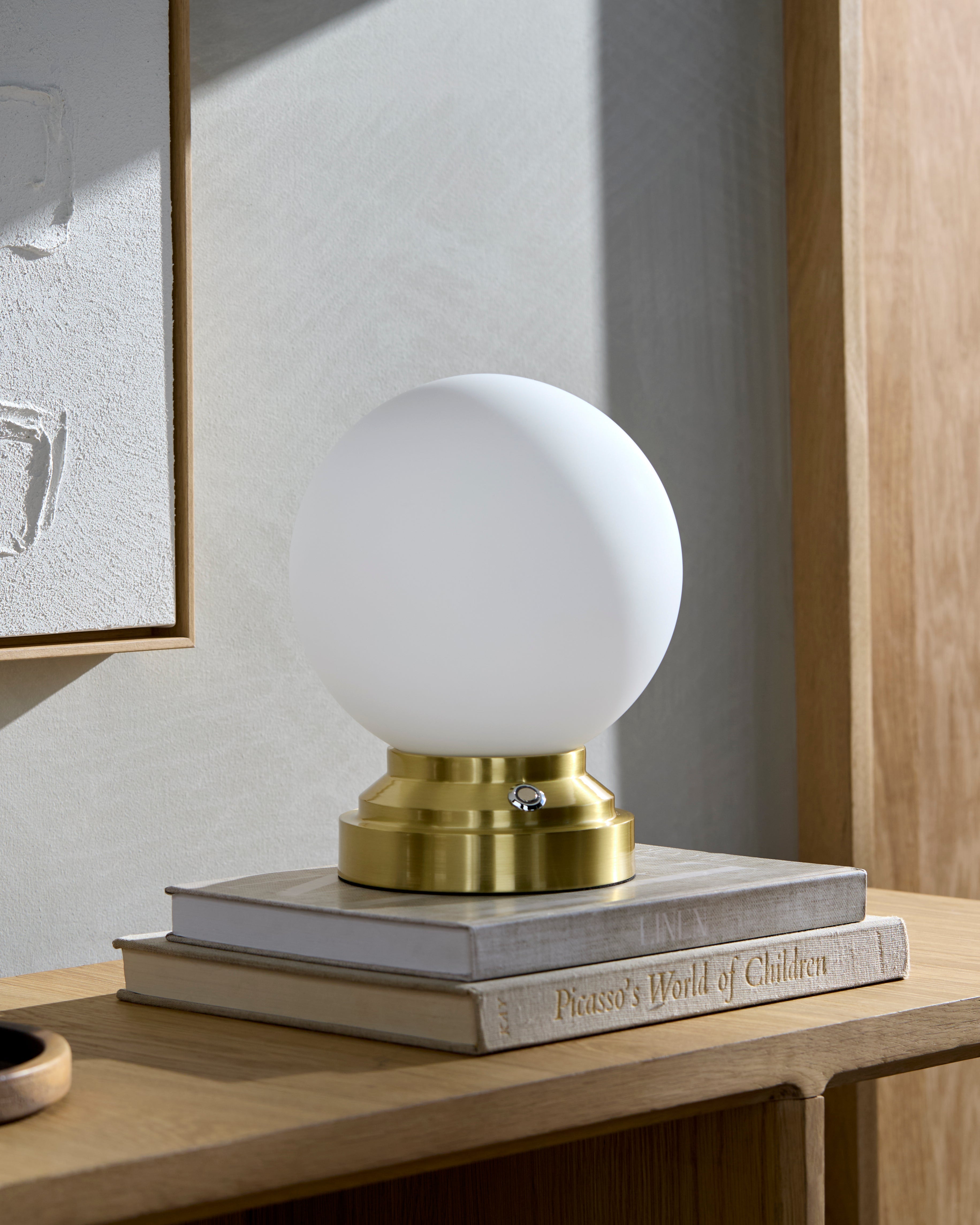 Lámpara de mesa Tamsin dorada - Daaq Interiores