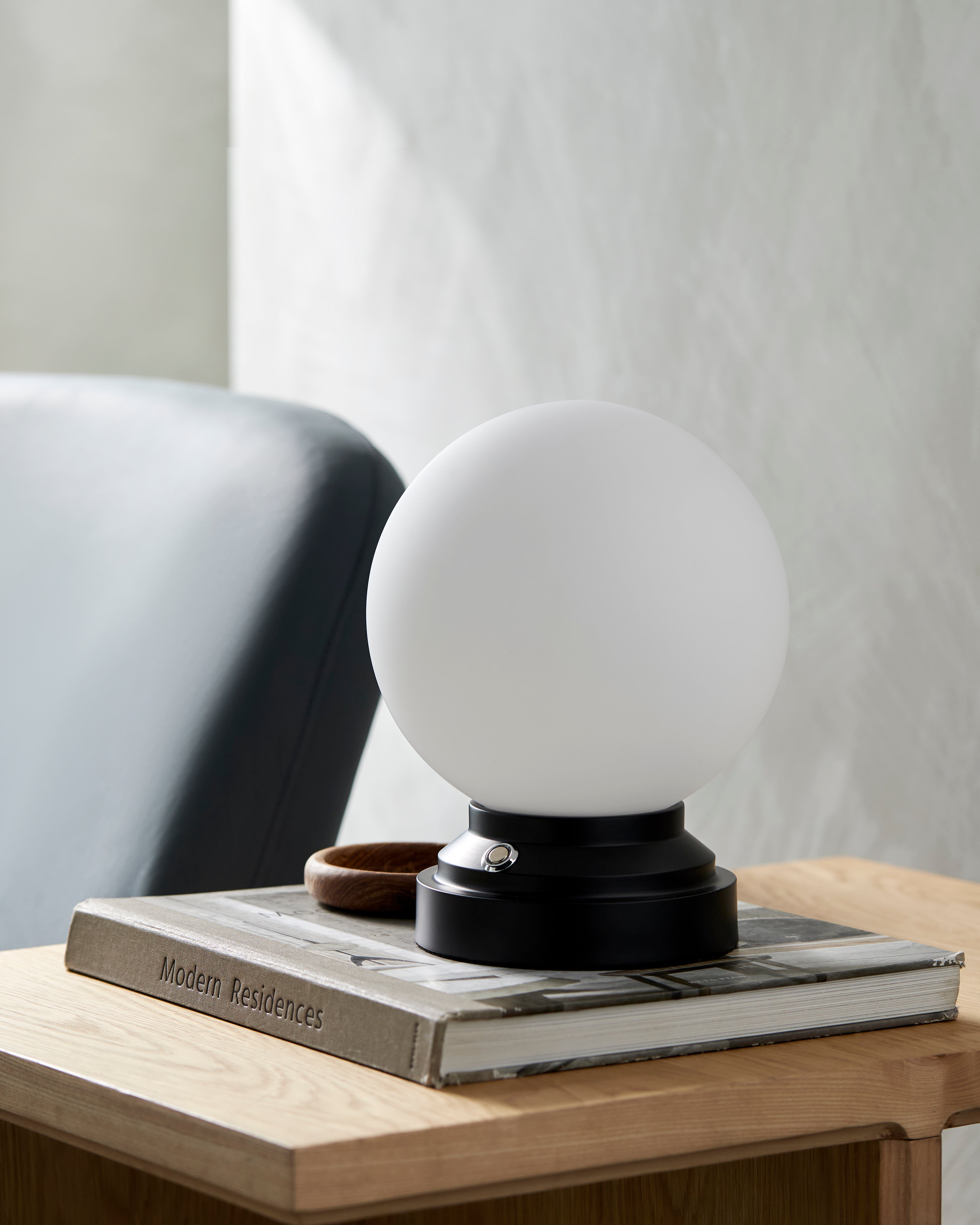 Lámpara de mesa Tamsin en negro - Daaq Interiores