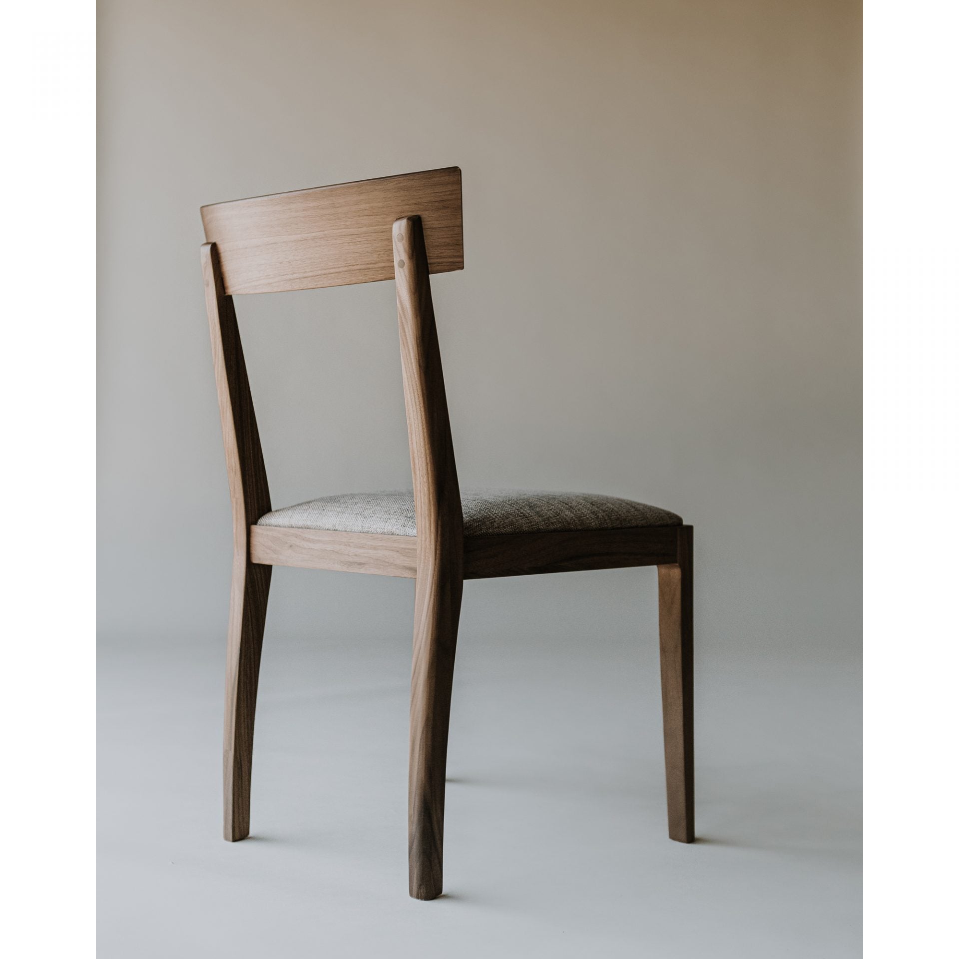 Silla Leona Nogal - Daaq Interiores