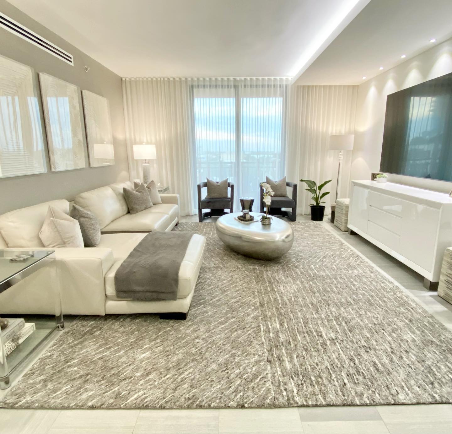 tapete-grande-color-gris-en-sala