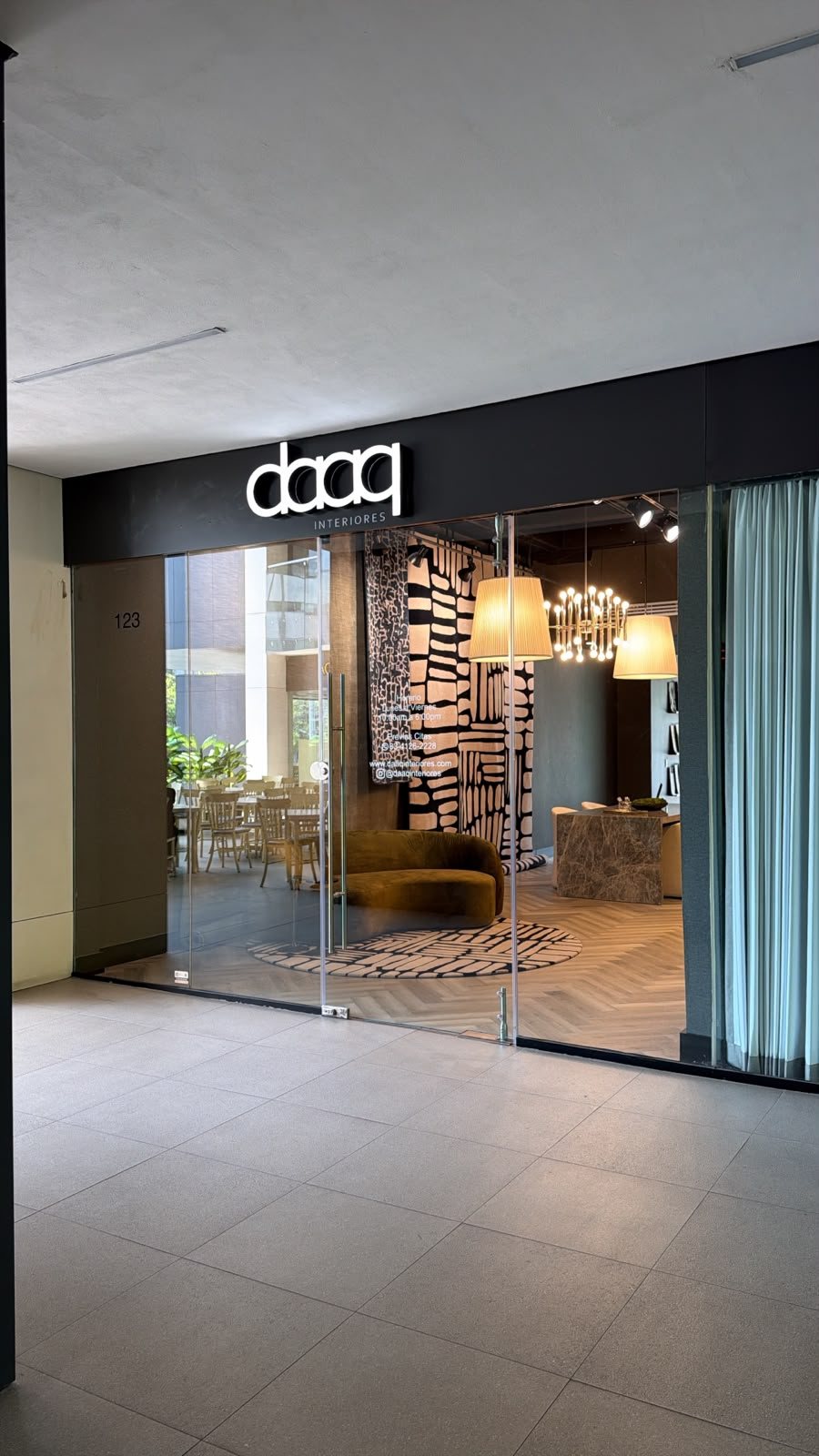 Entrada del showroom Daaq Interiores, local 123 de Plaza Tribecca