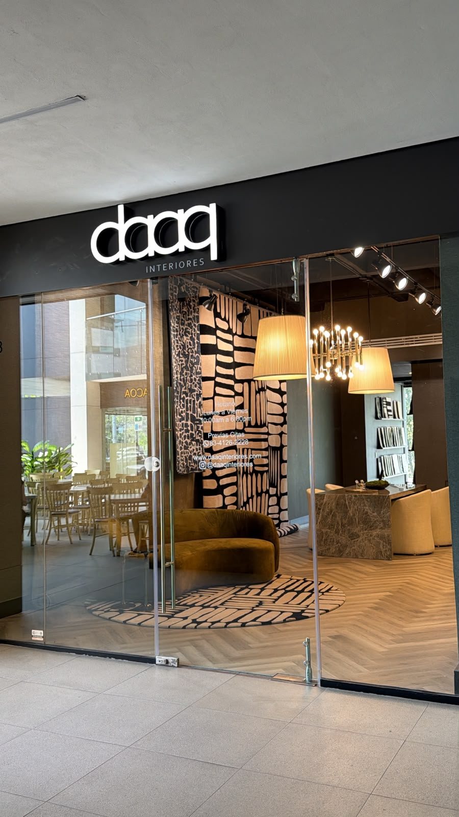 Fachada del showroom Daaq Interiores en Plaza Tribecca, San Pedro Garza Garcia