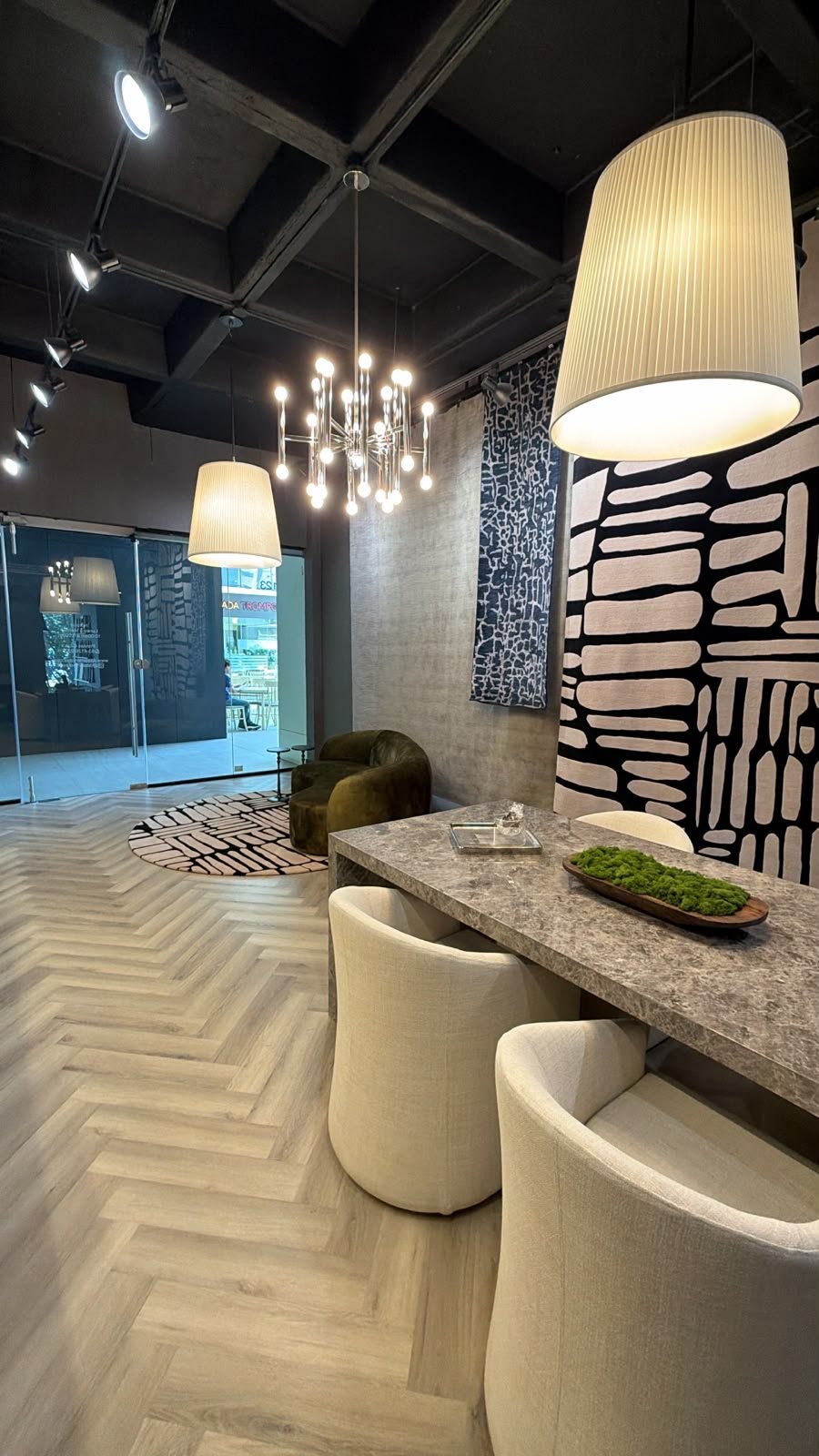 Mesa de asesoria del showroom Daaq rodeada de tapetes hechos a mano