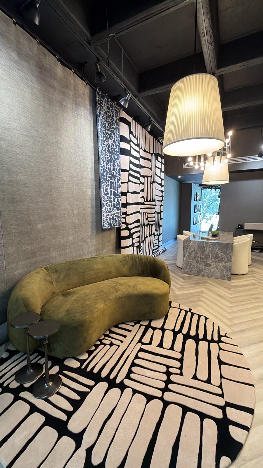 Tapetes de autor colgados en el showroom Daaq Interiores